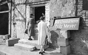 Improvised: Bakery in a destroyed house in Munich, 1944