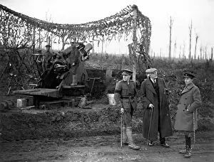 Sassoon: Balfour visiting Howitzer 1916