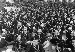 Colosseum: Balilla boys in front of a parade in Rome, 1936