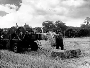 Thresher: BALING STRAW 1930S