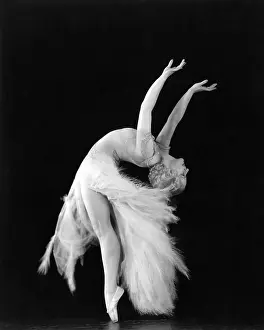 Ov201912: Ballerina in back bend
