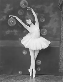 Tiptoes: Ballet dancer on point