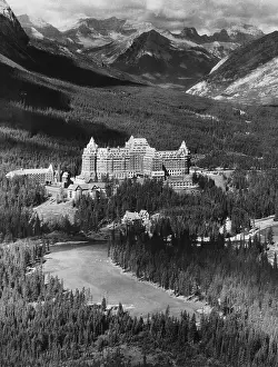Rockies: The Banff Springs Hotel in the Bow River ?