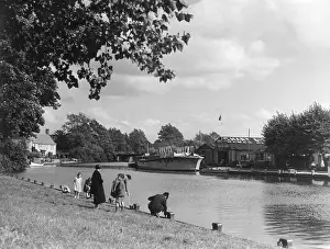Yare: BANKS OF THE RIVER YARE