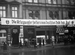 Hairdresser: Banner on Spittelmarkt for the referendum on the Head of