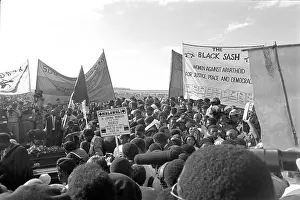 Cradock: Banners, coffins, crowd at the gravesites of the Cradock