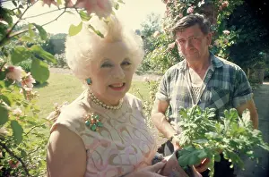 Mascara: Barbara Cartland - Novelist