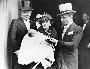 Reventlow: Barbara Hutton Haugwitz-Reventlow holds her son