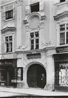 Portals: Baroque front-door in St. Polten
