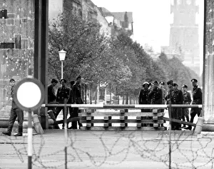 Sixtieth: Barricades at Brandenburg Gate stop transit