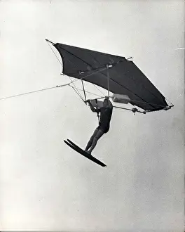 Oconnell: Barry O'Connell demonstrates kite flying, Sonning, Berkshire