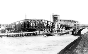 Irwell: Barton upon Irwell, the Swing Bridges 1895