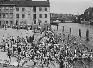 Improvised: Bathe at the river Spree during the Great Depression, 1932