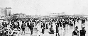 Stroll: Bathers on the beach of New Jersey, 1906