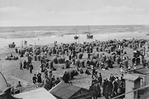 Bustle: Bathers at Scheveningen beach