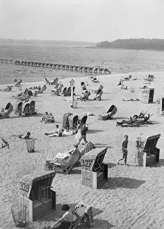 Bustle: Bathers on the Wannsee beach, 1934