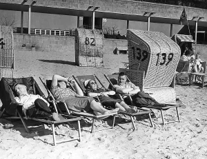 Lido: Bathers at Wannsee beach, 1939