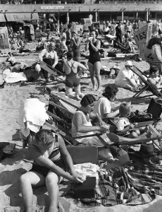 Sunbathe: Bathers at Wannsee beach, 1939