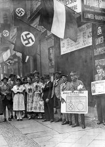 Campaigning: Bavarian costume group in Berlin for the referendum on t