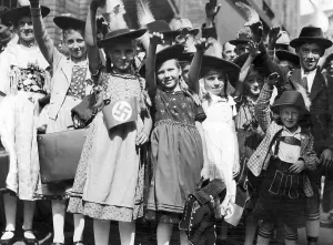 Lederhosen: Bavarian girls in Berlin