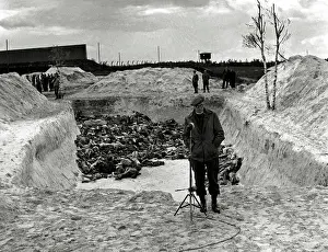 Dysentery: BBC reporter in front of mass grave at Bergen-Belsen