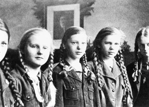 Bund: BDM/GIRLS WITH PLAITS