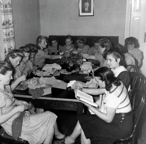 Housework: BDM girls when sewing, 1941