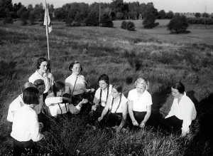 199005: BdM group playing music, 1933