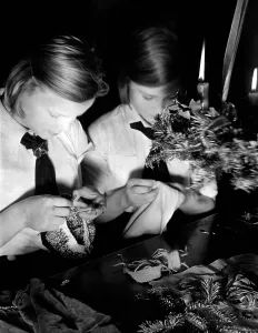 Knit: BDM members in the Advent season, 1935