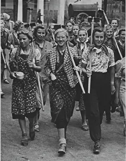 Madel: BDM members at agricultural service, 1939
