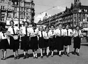Brochures: BDM members collect donations in Berlin, 1935