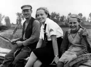 Landdienst: BDM-members with farmers, 1940
