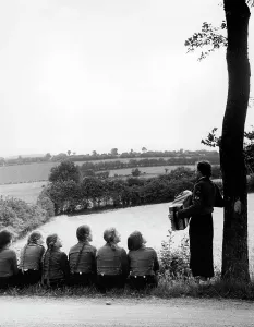 Accordion: BDM members hike at Eutin, 1937
