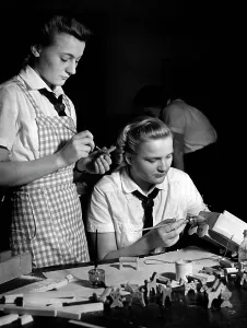 Centers: BDM members tinker for the NSV, 1939