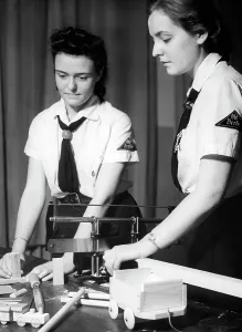 Centers: BDM members tinker for the NSV, 1939