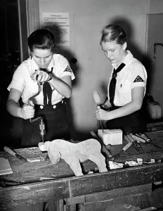 Mallet: BDM members tinkering christmas presents, Berlin 1939
