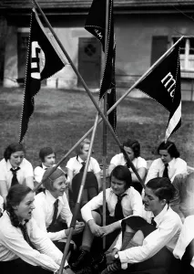 Youths: BDM members visit Inge Wessel in Saarow, 1935