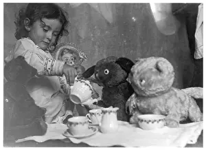 Hosts: Bear tea party, 1915