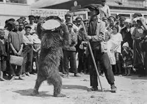 Settled: Bear trainer in Pokrovsk, 1928