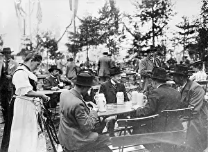 Waitresses: Beer garden in Munich