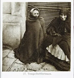 Frei: Beggar women in front of a temple