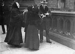 Need: Begging old women in Berlin, 1924