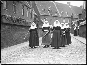 Hoes: Belgian Nuns