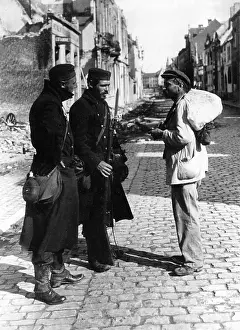 Converse: Belgian soldiers in conversation with a citizen