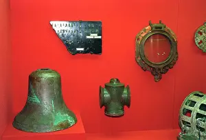 Dpa Picture Alliance Gmbh: Bell, Porthole and other artifacts from the RMS Titanic