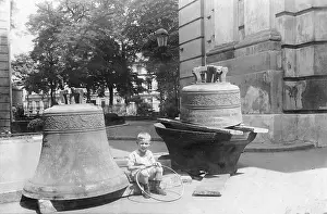 Obtained: Bells ready to be melt down in Berlin during the First World