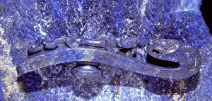 Sulphate: Belt-hook in lapis lazuli