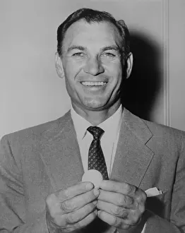 Rs2wn: Ben Hogan, smiling broadly while holding golf