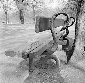 1945 1980: Bench in Kensington Gardens