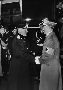 Maintain: Benito Mussolini and Adolf Hitler at the station, 1938